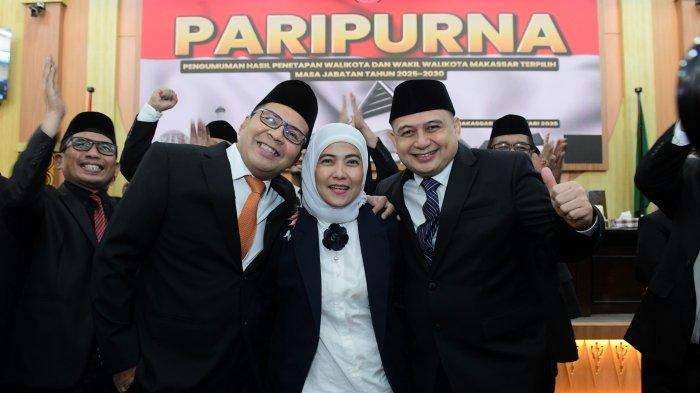 RAPAT PARIPURNA - Danny Pomanto berangkulan bersama Munafri Arifuddin dan Aliyah Mustika Ilham (Appi-Aliyah) pada momen rapat paripurna pengumuman hasil penetapan wali kota dan wakil wali kota Makassar terpilih di Gedung DPRD Makassar, Jl AP Pettarani, Sabtu (8/2/2025). Appi-Aliyah sebagai pemenang Pilwali Makassar hadir langsung di acara rapat paripurna DPRD Makassar ini.
