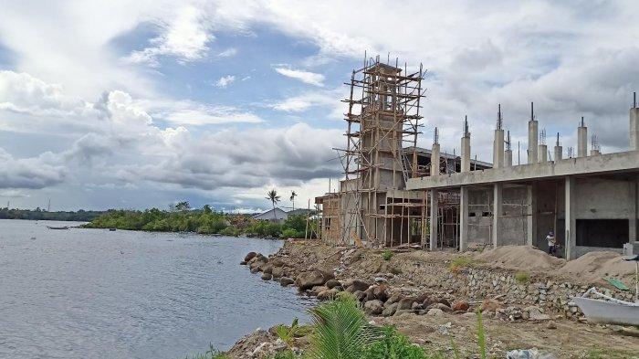  REKLAMASI – Penampakan rumah mewah dan bangunan fasilitas olahraga yang menjulur ke pantai di atas tanah reklamasi Cempae, Parepare. Pemilik mengklaim memiliki sertifikat hak.