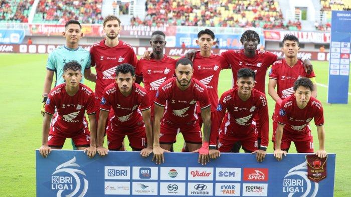 REKOR TANDANG – Starting line-up PSM Makassar saat menghadapi Malut United pada pekan ke-32 Liga 1 2024/2025 di Stadion BJ Habibie, Parepare, Sabtu (10/5/2025). PSM berupaya memperbaiki rekor tandang saat bertemu Barito Putera pada pekan ke-33 di Stadion Demang Lehman, Martapura, Kalimantan Selatan, Sabtu (17/5/2025).