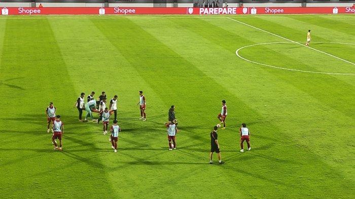 REZA CEDERA - Kiper PSM Makassar, Reza Arya ditandu keluar lapanagn di pertandingan PSM Makassar vs Cong An Ha Noi FC di Stadion BJ Habibie, Parepare, Rabu (2/4/2025) malam. 