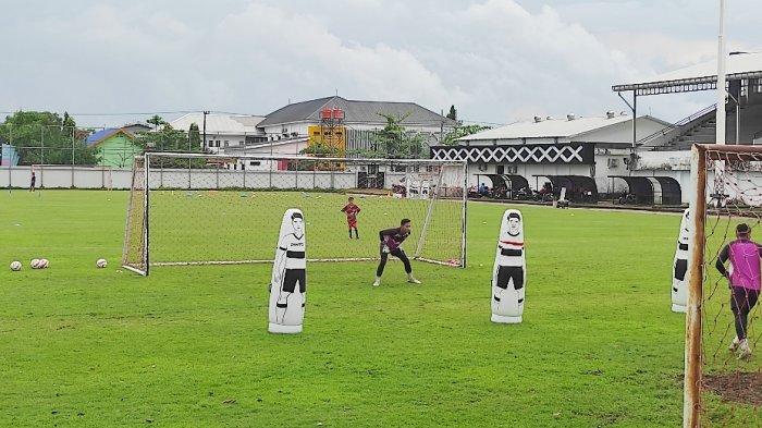 REZA LATIHAN - Reza Arya Pratama saat latihan bersama PSM Makassar di Stadion Kalegowa, Kabupaten Gowa, Senin (7/4/2025). Reza Arya siap tempur lawan Semen Padang.