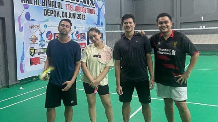 Raffi Ahmad dan Nagita Slavina latihan bulutangkis untuk persiapan Turnamen Olahraga Selebriti Indonesia.