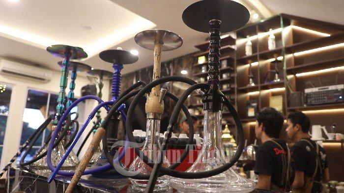 Deretan alat Syisyah di Cafe Elbos di Jl Sunu, Makassar, Senin (25/03/2024). Cafe Elbos menyajikan berbagai menu makanan dan minuman, salah satu menu khasnya yaitu Syisyah dengan berbagai varian rasa.