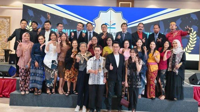 Foto bersama Pengawas Sekolah Dinas Pendidikan Kota Makassar dengan organ Yayasan Pendidikan Dharma Bakti dan keluarga besar Sekolah Pundarika. Pada Acara Ramah Tamah & Syukuran Kelulusan Sekolah Pundarika Angkatan 2025 di Onyx Ballroom, Myko Hotel & Convention Center Makassar pada Kamis (19 Juni 2025).
