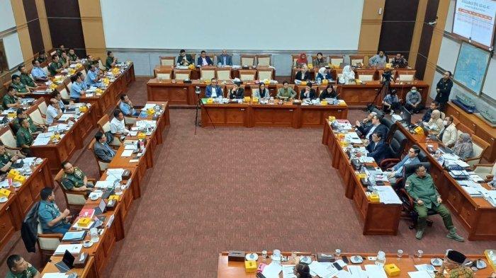 Rapat Kerja Komisi I DPR RI bersama Menhan Sjafrie Sjamsoeddin dan Panglima TNI Agus Subiyanto, Senin (25/11/2024).
Kompascom+ baca berita tanpa iklan: https://kmp.im/plus6
Download aplikasi: https://kmp.im/app6
