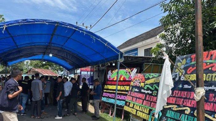 Ratusan pelayat memadati rumah Mantan Pelatih PSM Makassar, Syamsuddin Batola di Kampung Talawe, Kecamatan Bontoa, Kabupaten Maros, Sulawesi Selatan, Jumat (13/12/2024).
