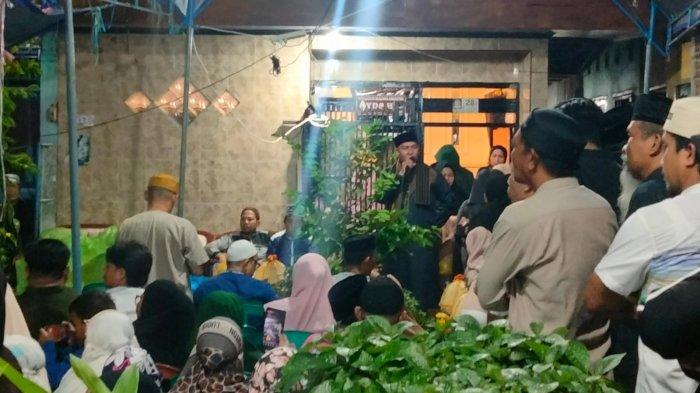 Ratusan pelayat memadati rumah duka pengacara Rudi S Gani di Makassar, Jumat (3/1/2025) malam setelah tragedi penembakan yang menewaskan rekan sejawat mereka pada malam pergantian tahun.