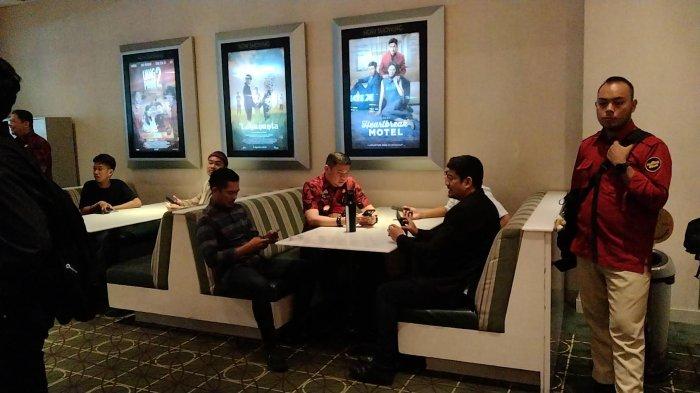 Ratusan pengunjung dan Bupati Kabupaten Gowa Adnan Purichta Ichsan hadir pemutaran perdana Film Uang Panai 2 di XXI, Mall Panakukang, Kota Makassar, Kamis (8/8/2024).