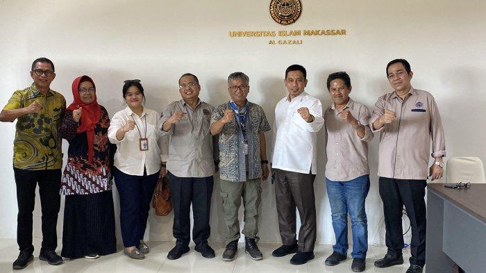 Rektor UIM Prof Muammar Bakry (tiga dari kanan) berfoto bersama usai menetima kunjungan Tim Tribun Timur di Lantai 5 Rektorat UIM Jalan Perintis Kemerdekaan, Makassar, Rabu (23/10/2024). Kunjungan tersebut dalam rangka silaturahmi antara Tribun Timur dengan UIM.