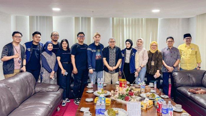 Rektor UNM Prof Karta Jayadi menerima perwakilan tim dari Indonesian Idol 2024 beberapa waktu lalu.