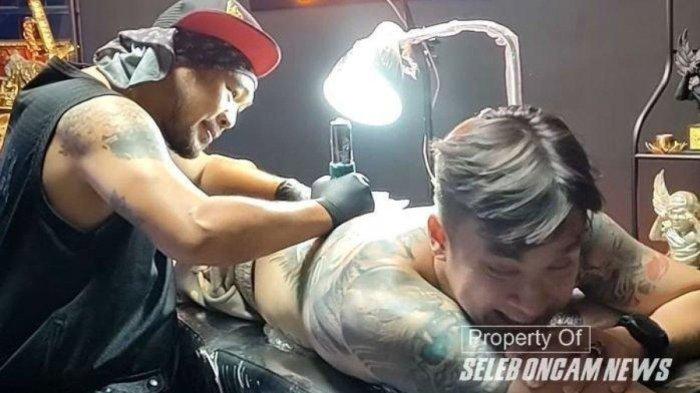 Rendy Kjaernett hapus tato wajah Syahnaz di punggungnya.