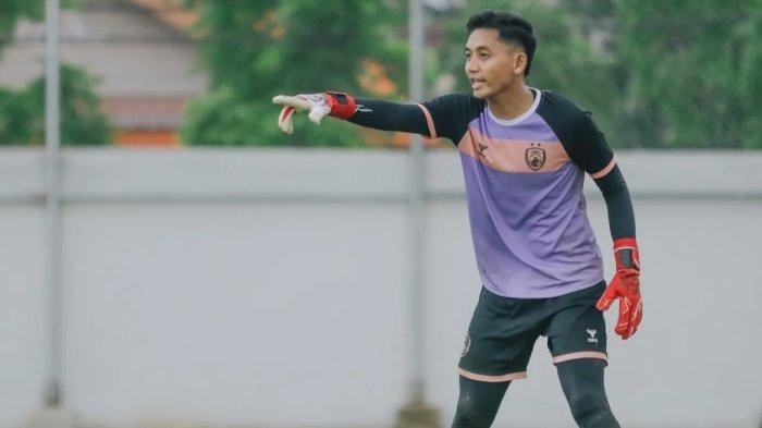AMBISI REZA - Kiper PSM Makassar, Reza Arya Pratama berlatih di Stadion Kalegowa, Kabupaten Gowa. Reza Arya berambisi dipanggil ke Timnas Indonesia untuk Kualifikasi Piala Dunia 2026 Zona Asia.
