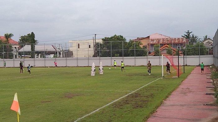 Reza Arya berdiri di bawah mistar gawang saat sesi latihan PSM Makassar di Lapangan Kalegowa, Kabupaten Gowa, Selasa (30/1/2024).
