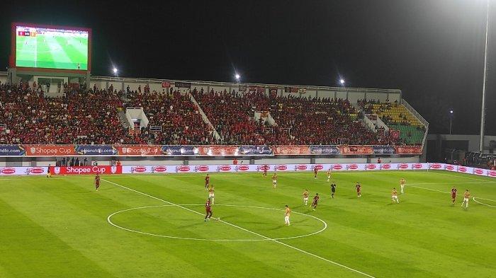 JALANNYA PERTANDINGAN - Jalannya pertandingan PSM Makassar vs Cong An Ha Noi FC di Stadion BJ Habibie, Parepare, Rabu (2/4/2025) malam. Reza Arya gagalkan penalti.