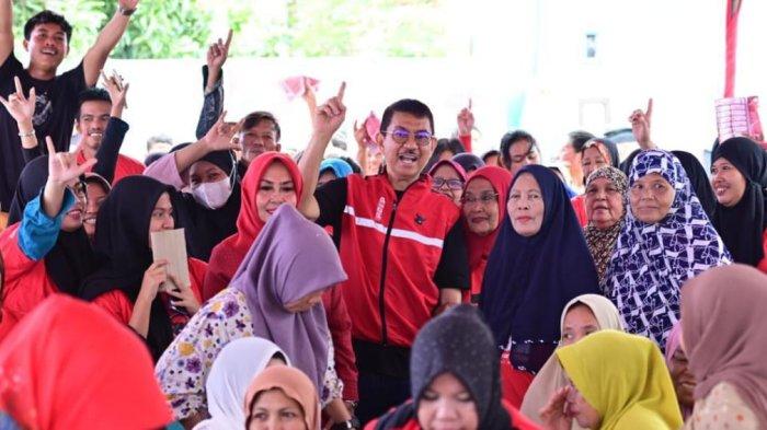 Ketua DPD PDIP Sulsel Ridwan Andi Wittiri foto bersama di sela-sela pertemuan di Kelurahan Katangka, Kecamatan Somba Opu, Kabupaten Gowa, Sulawesi Selatan, Selasa (19/12/2023).