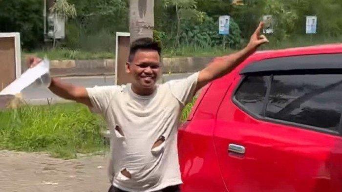 Rindang Sukma Caleg Banjarbaru pakai baju compang-camping untuk kampanye untuk Pemilu 2024.