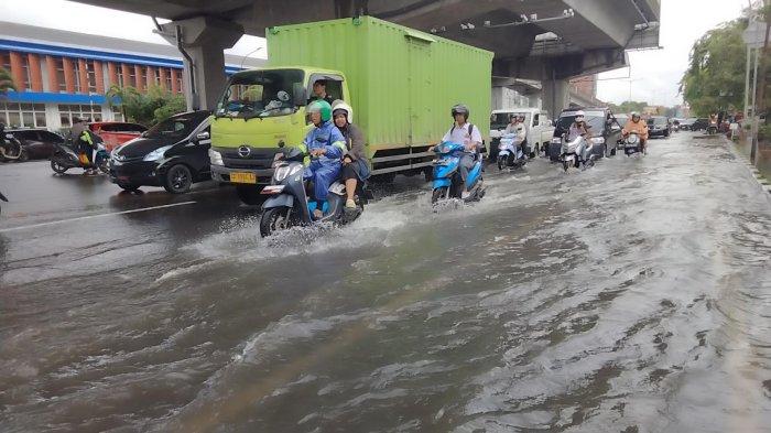 Ruas Jl AP Pettarani depan kantor Pos Indonesia Regional VI, masih terendam, Selasa (10/12/2024) siang. Meski genangan masih terlihat di ruas Jl AP Pettarani, kemacetan sudah mulai terurai. Warga diminta tetap berhati-hati di jalan raya.