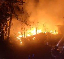Rumah panggung ludes dilalap api di Dusun Jalange, Kelurahan Mallawa, Kecamatan Mallusetasi, Kabupaten Barru, Sulsel, Minggu (8/9/2024) dini hari.