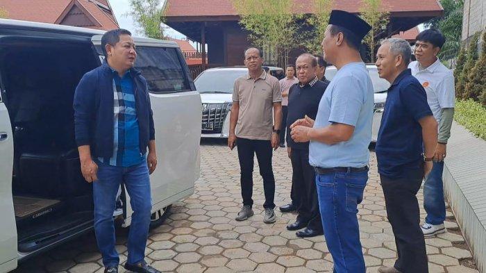 Ketua DPW Nasdem Sulsel Rusdi Masse Mappasessu kembali bertamu ke Menteri Pertanian Andi Amran Sulaiman. Pertemuan berlangsung di Hotel Pantai Gapura milik Amran Sulaiman di Jl. Ps. Ikan No.10, Bulo Gading, Kec. Ujung Pandang, Kota Makassar Sabtu (4/5/2024) pagi.