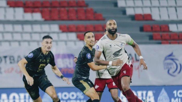 SAMBUT BOLA - Bek PSM Makassar, Yuran Fernandes dikawal bek PSIS Semarang pada babak pertama  di Stadion Jatidiri, Semarang, Jawa Tengah, Minggu (16/2/2025) malam. PSM 1-1 PSIS di babak pertama.