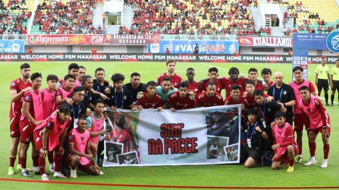 SANKSI YURAN FERNANDES – Pemain dan ofisial PSM Makassar membentangkan spanduk bertuliskan 