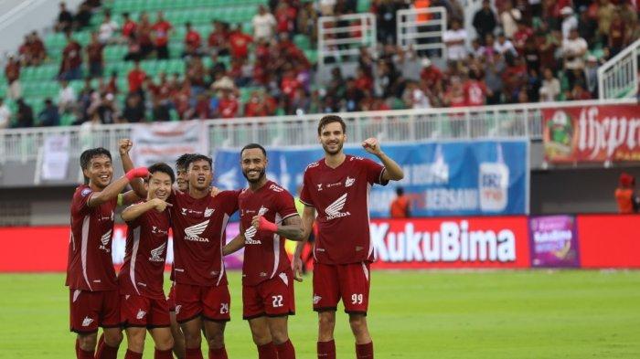 SELEBRASI PEMAIN – Pemain PSM Makassar merayakan gol ke gawang Malut United dalam laga pekan ke-32 Liga 1 2024/2025 di Stadion BJ Habibie, Parepare, Sabtu (10/5/2025). PSM menang 3-2.