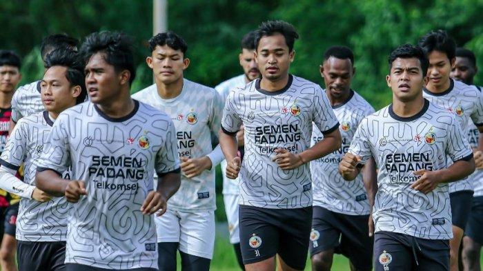 SEMEN PADANG - Skuad Semen Padang saat persiapan melawan PSM Makassar di Semen Padang Training Ground pada Rabu (2/4/2025). Semen Padang berambisi menang saat bertamu ke markas PSM Makassar di Stadion BJ Habibie, Parepare, Kamis (10/4/2025).