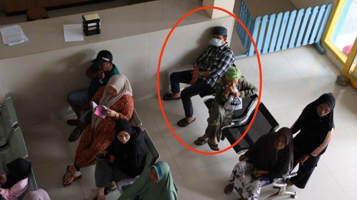 Wakil Bupati Pinrang, Sudirman Bungi (lingkaran merah mengenakan masker), menyamar jadi pasien saat sidak di Puskesmas Puskesmas Mattombong, Kecamatan Mattiro Sompe, Pinrang, Selasa (3/6/2025).