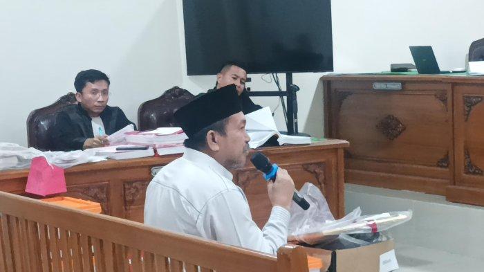 SIDANG UANG PALSU: Terdakwa Andi Ibrahim, eks Kepala Perpustakaan UIN Alauddin Makassar, menjalani sidang kasus sindikat uang palsu dengan agenda pemeriksaan terdakwa di ruang Kartika Pengadilan Negeri (PN) Sungguminasa, Jl Usman Salengke, Kecamatan Somba Opu, Kabupaten Gowa, Sulsel, Rabu (2/7/2025).