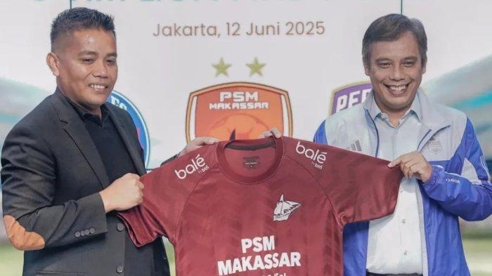 SPONSOR PSM  - Direktur Operasional PSM Makassar, Rafiuddin Razak (kiri) bersama Direktur Utama BTN, Nixon LP Napitupulu saat memperlihatkan brand awareness super app Bale by BTN di jersey PSM Makassar di Menara 1  BTN, Jakarta, Kamis (12/6/2025). BTN menjadi sponsor baru PSM Makassar di musim 2025/2026.
