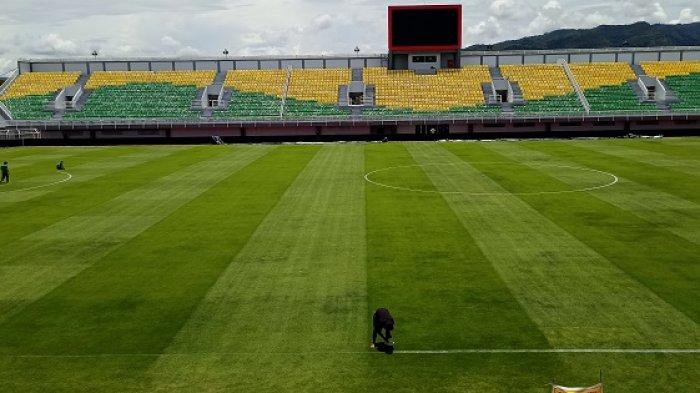 STADION BJ HABIBIE PAREPARE. Garis lapangan Stadion BJ Habibie Parepare tengah dicat menjelang Laga PSM Makassar Vs Persebaya, Rabu (5/3/2025)