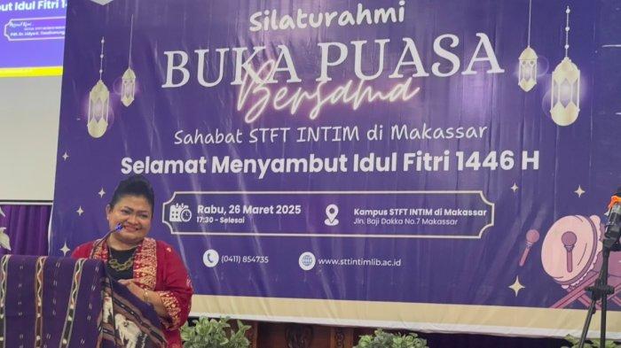 STFT INTIM - Ketua STFT INTIM Pdt Dr Lidya K Tandirerung, menyampaikan sambutan pada acara buka puasa bersama di Sekolah Tinggi Ilmu Filsafat Theologia Indonesia Timur (STFT INTIM), Jalan Baji Dakka, Kota Makassar, Rabu (26/3/2025). Dekan Fakultas Ushuluddin dan Filsafat (FUF) UIN Alauddin Prof Muhaimin Latif (tengah) membawakan ceramah hikmah Ramadan dalam buka puasa bersama Bukber yang dihadiri puluhan warga Baji Dakka dan sekitarnya, serta sejumlah profesor seperti Prof Jasruddin, Prof Tasrifin Tahara, Dr Halilihtar Latief, dan Dr Syamsu Rizal Adhan.
