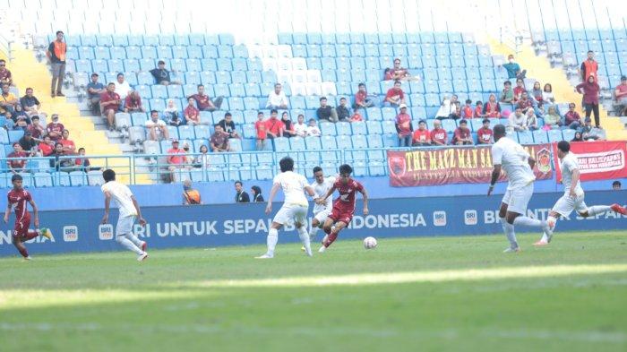 SUSUNAN PEMAIN - Aksi pemain PSM Makassar saat berusaha melewati pemain Arema FC pada pekan kelima Liga 1 2024/2025 di Stadion Batakan, Balikpapan, Kalimantan Timur, Minggu (15/9/2024). Prediksi susunan pemain PSM Makassar vs Arema FC menjelang pertemuan pekan 22 Liga di Stadion Gelora Soepriadi, Blitar, Jawa Timur, Senin (10/2/2025).