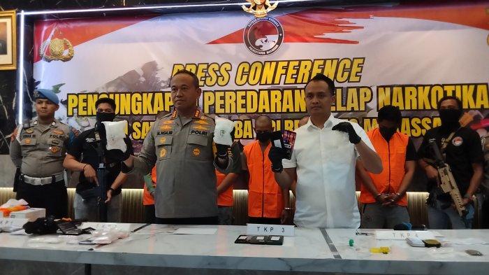 Saat Kapolrestabes Makassar Kombes Pol Mokhamad Ngajib dan Kasat Resnarkoba Kompol Lulik Febyantara merilis pengungkapan sabu 1 kilogram di Mapolrestabes Makassar, Selasa (10/9/2024) sore.