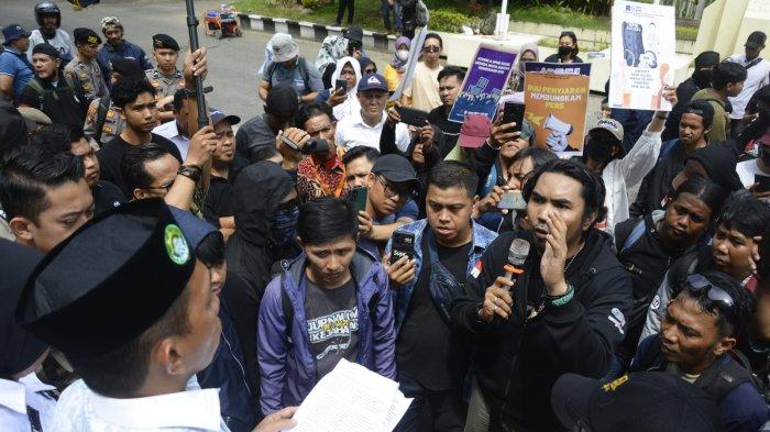 Saat Koalisi Jurnalis Peduli Penyiaran (KJJP) berunjuk rasa di depan DPRD Sulsel beberapa waktu lalu.