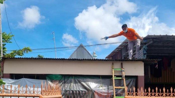 Saat Tim Inafis Polrestabes Makassar melakukan olah TKP di lokasi peluru nyasar mengenai Naisa di Jl AR Ngunjung, Lorong 3 Kecamatan Tallo, Makassar, Minggu kemarin.