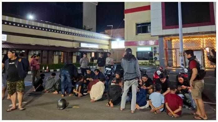 Saat belasan anggota geng motor diamankan Tim Jatanras di Mapolrestabes Makassar, Minggu (8/12/2024) dini hari.