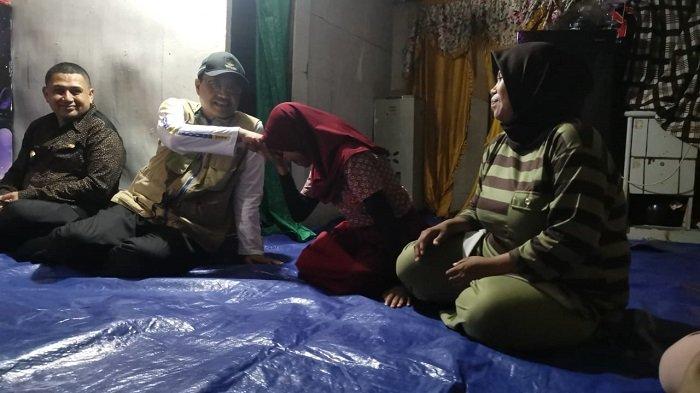 BERTAMU KE RUMAH NAILA-Menteri Sosial RI, Saifullah Yusuf dan Wali Kota Makassar, Munafri Arifuddin bertamu ke rumah calon peserta didik Sekolah Rakyat, Naila di rumahnya, Kelurahan Pandang, Kecamatan Panakkukang, Kota Makassar, Kamis (8/5/2025). Saifullah Yusuf seharian di Makassar mengecek pembangunan Sekolah Rakyat.