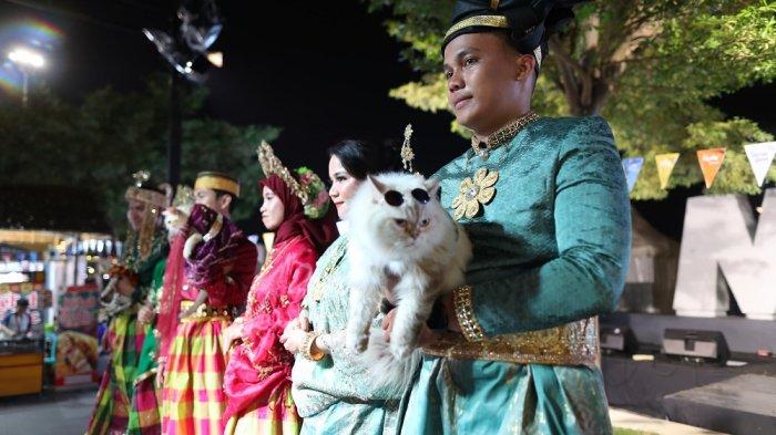 Salah satu pertunjukan dalam F8 Makassar yakni fashion show kucing di zona 5 F8 Makassar, Pantai Losari Jl Penghibur, Kamis (25/7/2024). 