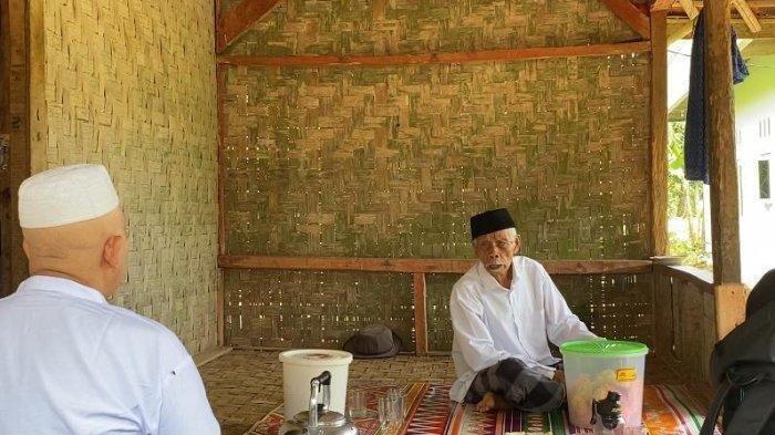 JEMAAH HAJI TERTUA - Sanusi, calon jemaah haji tertua asal Kabupaten Bogor yang tinggal di Kampung Babakansadeng, Desa Wangunjaya, Kecamatan Leuwisadeng, Kabupaten Bogor, Jumat (25/4/2025).