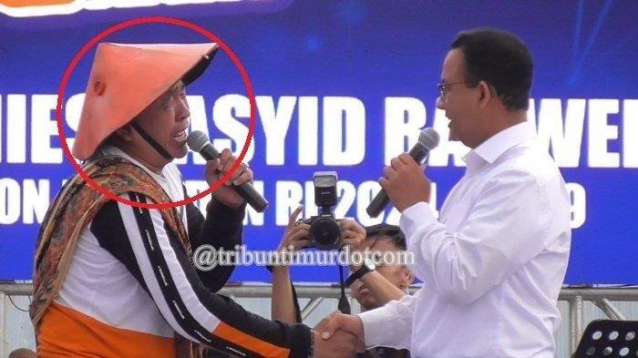Sappe, nelayan asal Tonrangeng, Parepare saat menemui Capres Anies Rasyid Baswedan di atas panggung kampanye akbar di Lapangan Nasdem Lumpue, Kecamatan Bacukiki Barat, Kota Parepare, Sulawesi Selatan, Selasa (6/2/2023).