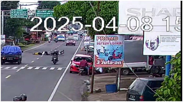Screenshot video CCTV saat Jumadi dan Daeng Bollo ditabrak penyebrang jalan di Jalan Panaikang, Pattallassang, Selasa (8/4/2025). Polres Takalar masih menyelidiki kasus kecelakaan ini.
