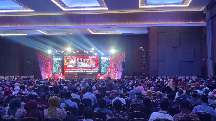 PSBM 2025 – Ketua Panitia PSBM dan Mubes KKSS, Sri Asri Wulandari, memberikan sambutan pada pembukaan PSBM di Hotel Four Points by Sheraton, Makassar, Kamis (10/4/2025). Sebanyak 2.000 Saudagar Bugis Makassar ‘pulang kampung’ menghadiri acara ini.