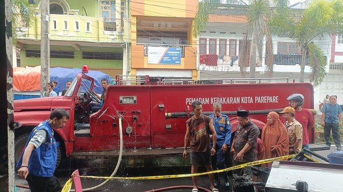 Sebuah rumah toko (ruko) usaha laundry di Jl Andi Makkasau Timur, Kelurahan Ujung Lare, Kecamatan Soreang, Kota Parepare, Sulsel terbakar, Kamis (10/4/2025). Kebakaran tersebut diduga dipicu korsleting listrik.