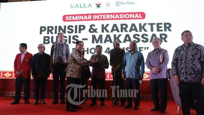 Sejumlah narasumber dan penyelenggara berfoto bersama usai seminar Prinsip dan Karakter Bugis - Makassar 4 Ethos 4 Jusuf yang berlangsung di Hotel Unhas, Makassar, Senin (02/09/2024). Seminar ini mengulas tentang etos dari 4 tokoh Bugis-Makassar bernama Jusuf, yakni Syeikh Jusuf Al Makassary , Jenderal M Jusuf, Bacharuddin Jusuf Habibie, dan H Muhammad Jusuf Kalla TRIBUN TIMUR/SANOVRA JR