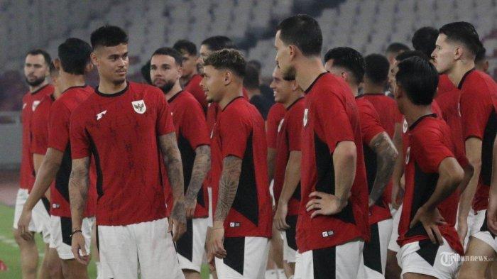TIMNAS INDONESIA -Sejumlah pesepak bola Timnas Indonesia mengikuti sesi latihan resmi jelang pertandingan Kualifikasi Piala Dunia 2026 di Stadion Utama Gelora Bung Karno, Jakarta, Rabu (4/6/2025). Daftar 7 Pemain Dicoret Patrick Kluivert untuk Lawan Jepang: 1 Akumulasi, Bek Persija Cedera 