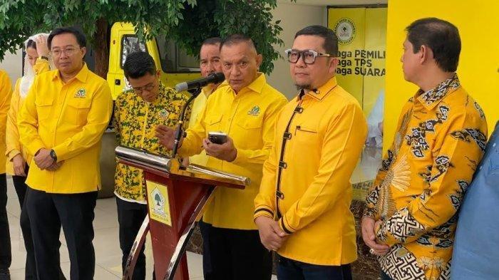 Sekjen Partai Golkar Lodewijk Freidrich Paulus dan jajaran petinggi Golkar di Kantor DPP Golkar, Jakarta, Kamis (18/7/2024) 