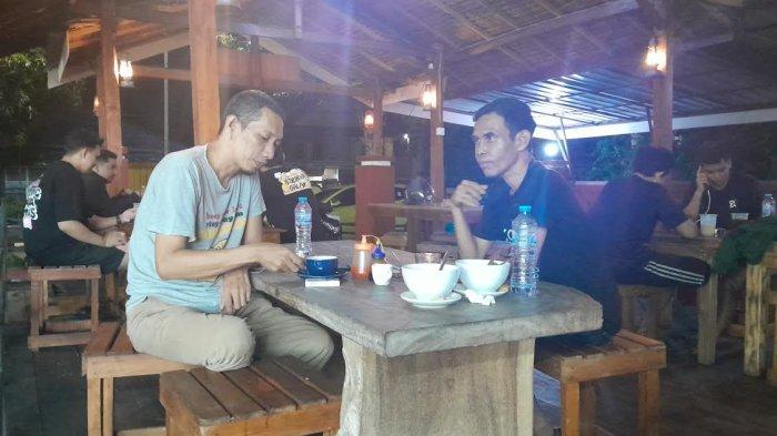 Pertemuan Sekretaris DPC PPP Wajo Asriadin Mase dengan Politisi Partai Golkar Wajo Andi Gusti Makkarodda di salah satu Cafe di Kota Sengkang, Wajo, Sulawesi Selatan, Rabu (22/5/2024) malam.