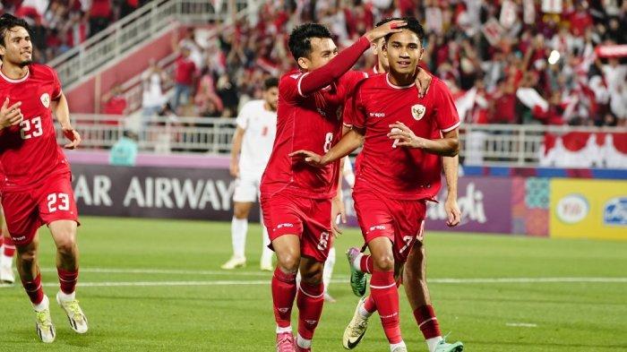 Selebrasi Marselino Ferdinan dan Witan Sulaeman usai mencetak gol di laga Piala Asia U-23 antara Timnas U-23 Indonesia vs Jordania, Minggu (21/4/2024) malam.