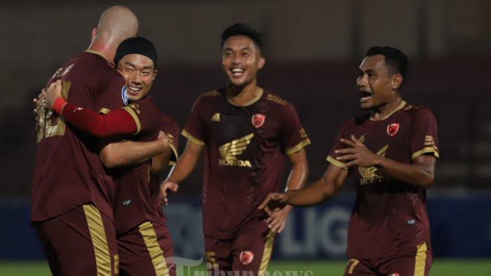 Selebrasi pemain PSM Makasar Kenzo Nambu memeluk Pluim usai berhasil membobol gawang pemain PSIS Semarang pada pertandingan Liga 1 di Stadion Sultan Agung, Bantul, Yogyakarta, Senin (19/12/2022). Pada laga ni PSM Makasar berhasil unggul 2-0 dari PSIS Semarang lewat 2 gol Kenzo Nambu.